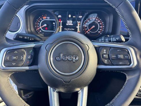 Used 2025 Jeep Wrangler Sahara image 27