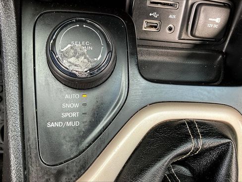 Used 2016 Jeep Cherokee Latitude w/ Cold Weather Group image 20