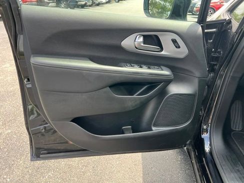 Used 2025 Chrysler Pacifica Limited FWD image 29