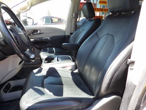 Used 2021 Chrysler Pacifica Touring-L FWD image 9