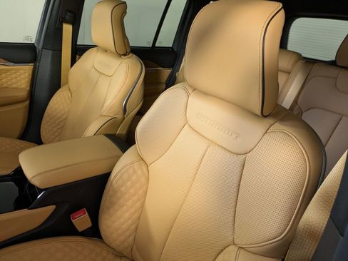 New 2025 Jeep Grand Cherokee Summit image 11