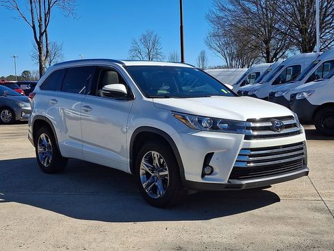 Used 2018 Toyota Highlander Limited Platinum image 3