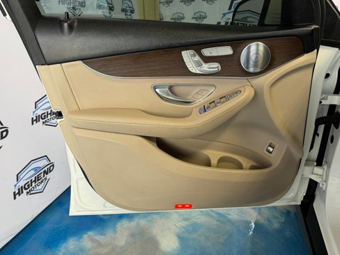 Used 2020 Mercedes-Benz GLC 300 4MATIC w/ Premium Package image 11