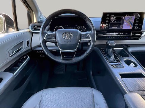 Certified 2022 Toyota Sienna Limited FWD image 5