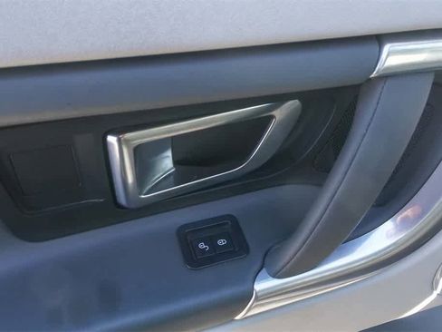 Used 2017 Land Rover Discovery Sport SE image 19