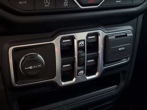 Used 2022 Jeep Gladiator Sport AWD/4WD image 9
