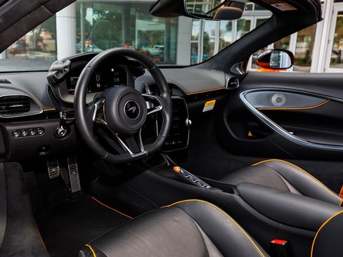 Used 2025 McLaren Artura Spider RWD image 39