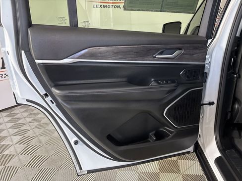 Used 2022 Jeep Grand Cherokee L Limited image 24