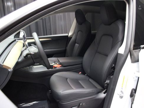 Used 2023 Tesla Model Y Long Range image 39