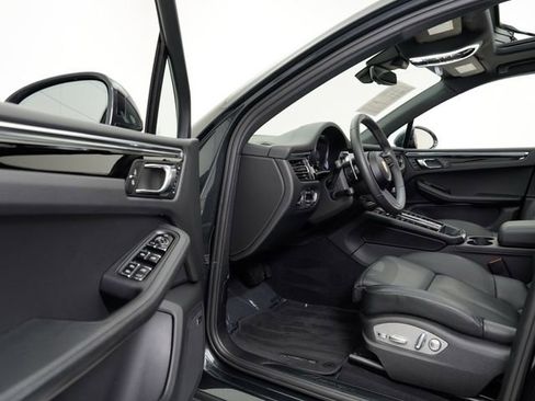 Certified 2025 Porsche Macan AWD/4WD image 33