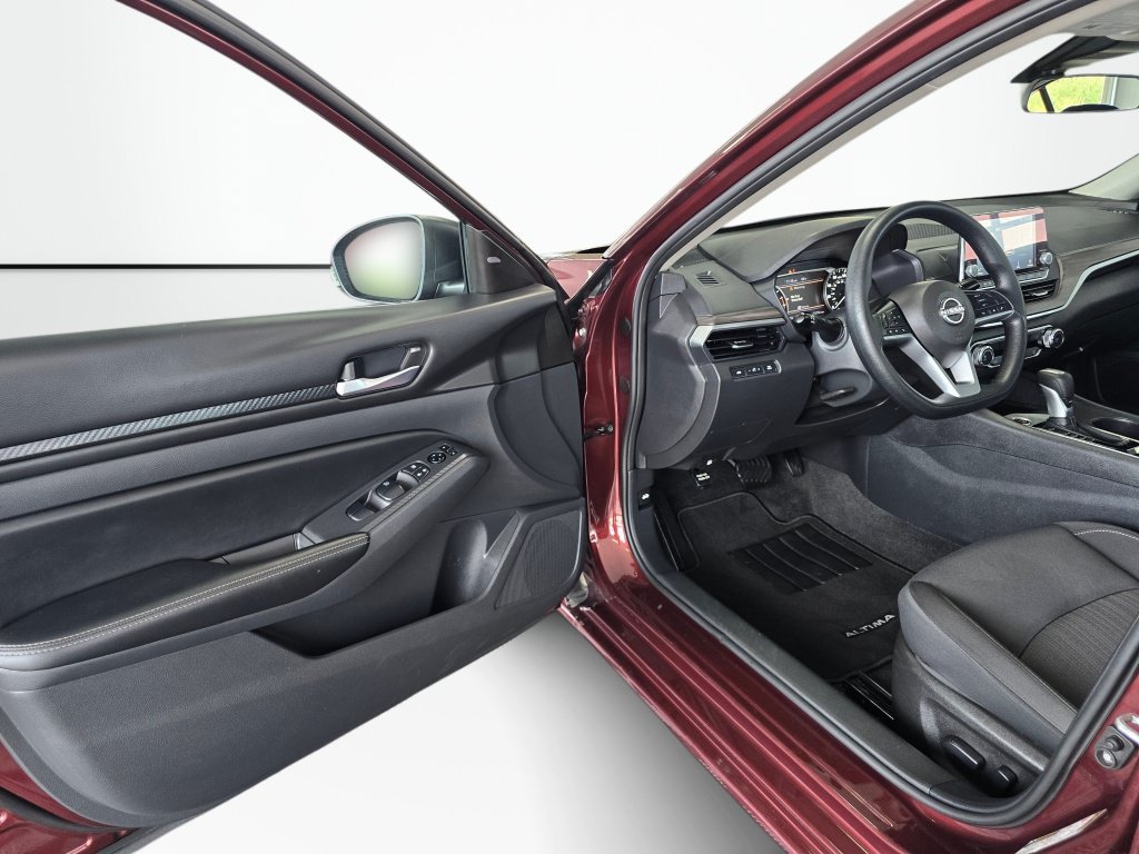 Used 2025 Nissan Altima 2.5 SV FWD image 31