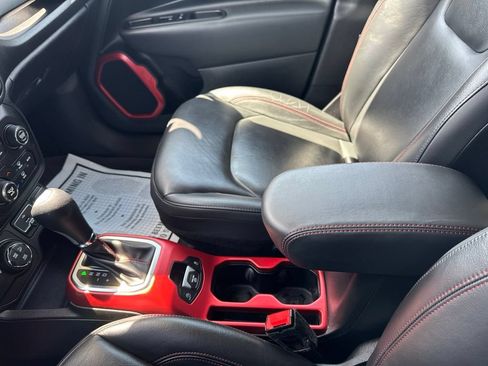 Used 2022 Jeep Renegade Trailhawk AWD/4WD image 23