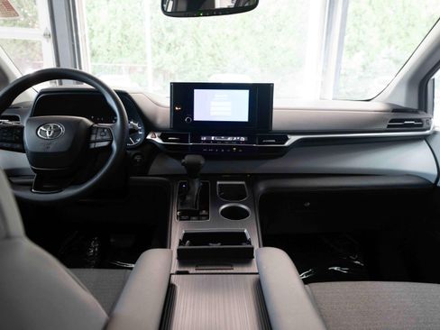 Used 2025 Toyota Sienna LE w/ LE Plus Package AWD/4WD image 20