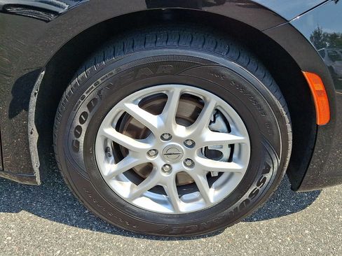 Certified 2024 Chrysler Pacifica Touring-L FWD image 8