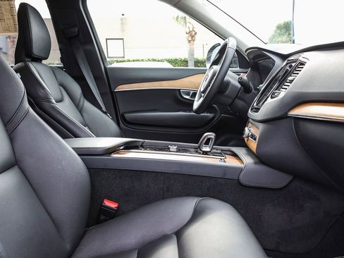 Used 2024 Volvo XC90 B6 Plus image 16