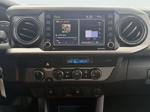 Used 2021 Toyota Tacoma SR5 AWD/4WD image 5