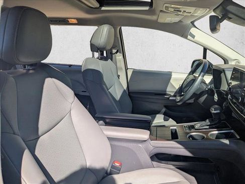 Used 2021 Toyota Sienna XLE image 25