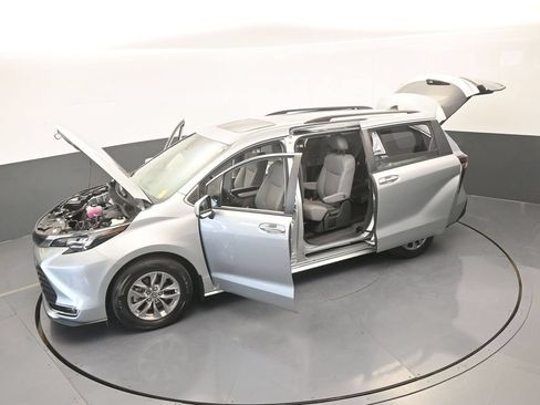 Used 2024 Toyota Sienna XLE FWD image 66