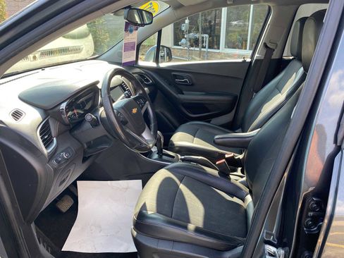 Used 2017 Chevrolet Trax LT w/ LT Convenience Package AWD/4WD image 11