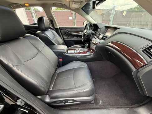 Used 2018 INFINITI Q70 Luxe RWD image 17