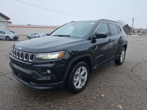 Used 2024 Jeep Compass Latitude image 9