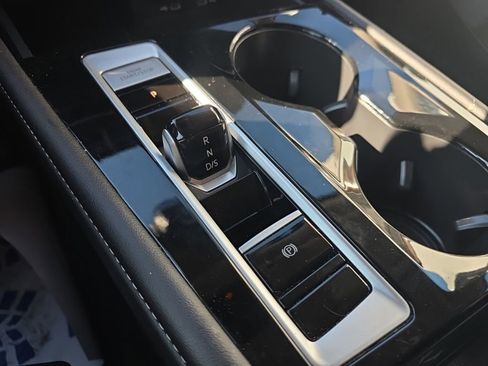 Used 2025 Volkswagen Atlas SE image 28