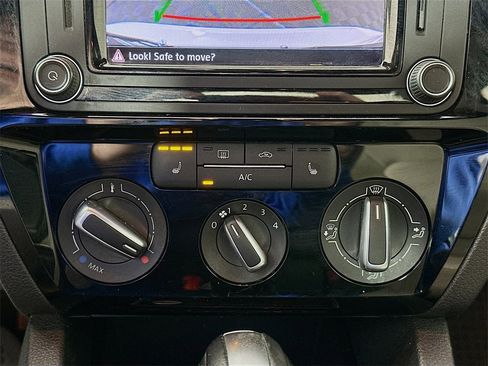 Used 2016 Volkswagen Jetta Sport image 16