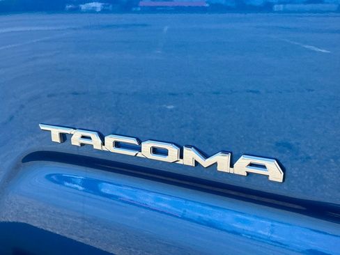 Used 2018 Toyota Tacoma TRD Sport w/ Technology Package AWD/4WD image 8