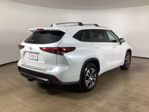 Used 2025 Toyota Highlander XLE AWD/4WD image 5