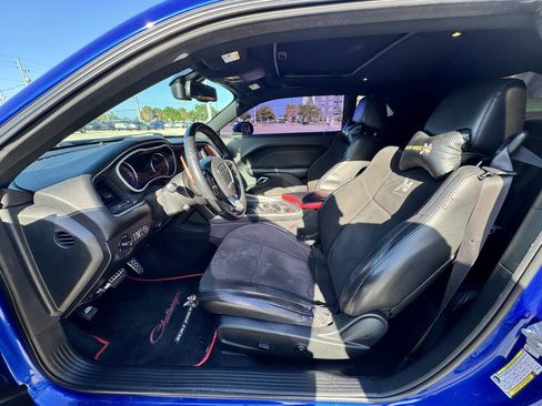 Used 2018 Dodge Challenger R/T Scat Pack w/ Leather Interior Group RWD image 12