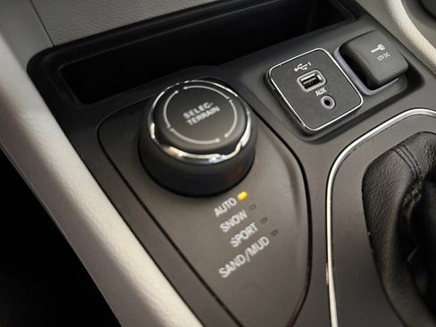 Certified 2021 Jeep Cherokee Latitude Lux w/ Comfort/Convenience Group AWD/4WD image 22