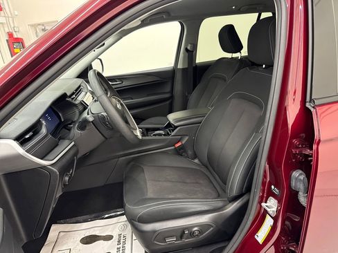 Used 2023 Jeep Grand Cherokee Laredo w/ Luxury Tech Group I image 13