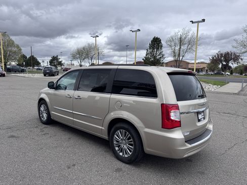 Used 2014 Chrysler Town & Country Touring-L w/ Driver Convenience Group image 6