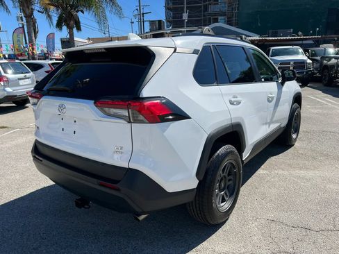 Used 2019 Toyota RAV4 LE AWD/4WD image 4
