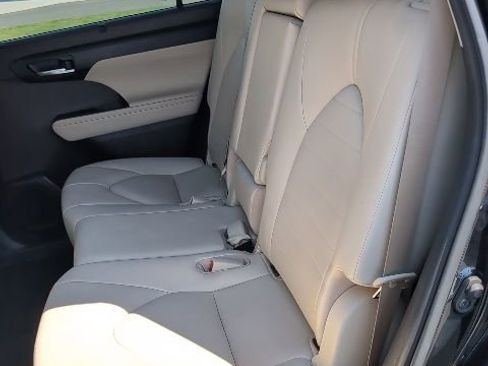 Used 2020 Toyota Highlander XLE image 9