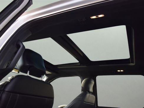 Used 2017 Ford F150 Platinum w/ Equipment Group 701A Luxury image 12