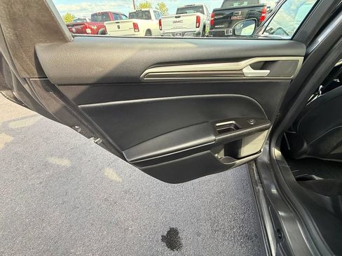 Used 2018 Ford Fusion SE w/ Fusion SE Technology Package FWD image 12