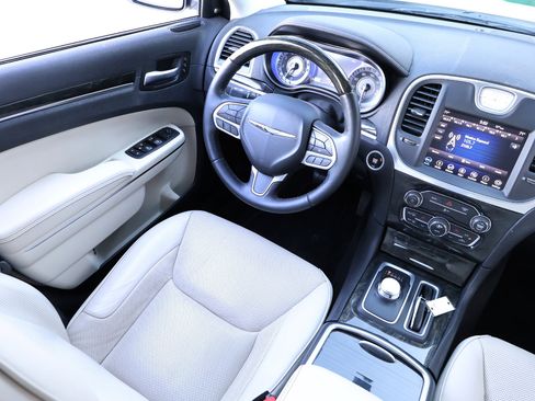 Used 2018 Chrysler 300 Limited image 15