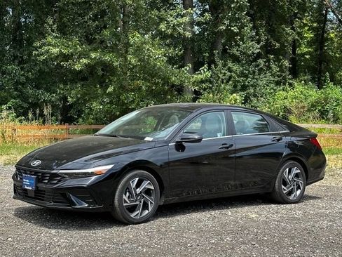 Certified 2025 Hyundai Elantra Limited FWD image 5