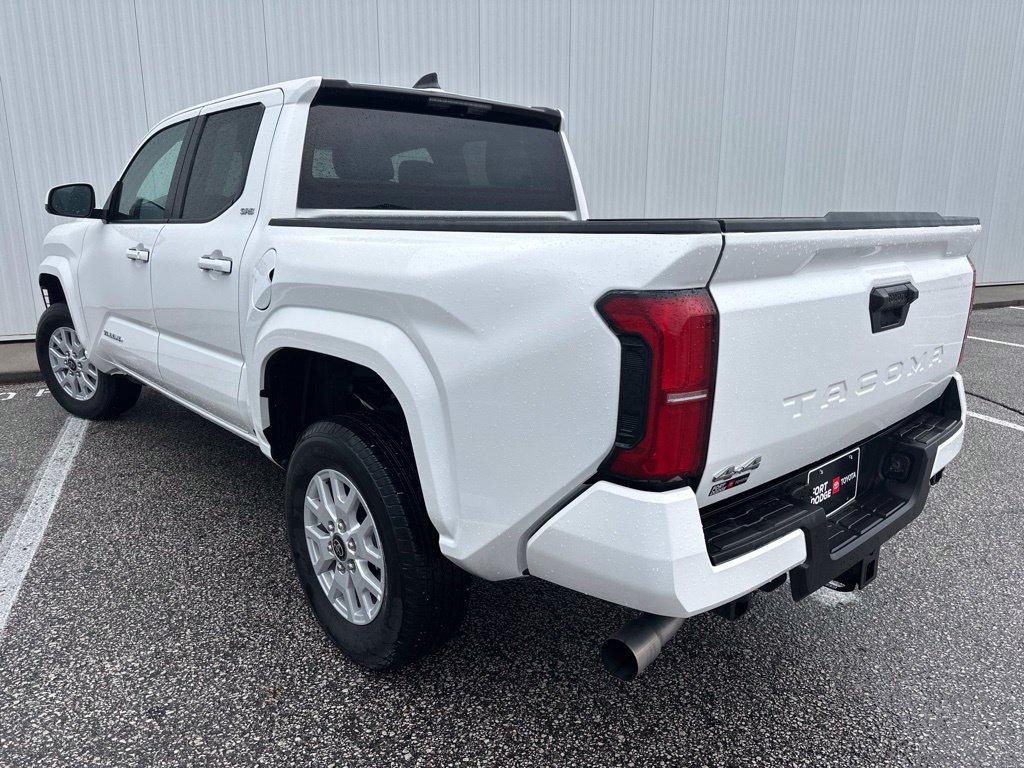 Used 2025 Toyota Tacoma SR5 AWD/4WD image 5