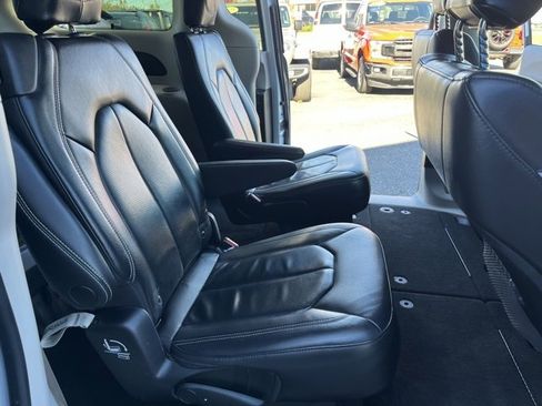 Used 2022 Chrysler Pacifica Touring-L image 12