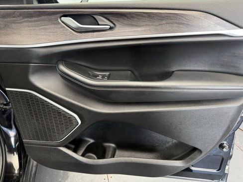 Used 2022 Jeep Grand Cherokee Limited image 48