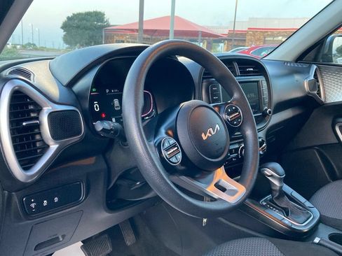 Used 2024 Kia Soul LX w/ Option Group 015 FWD image 9