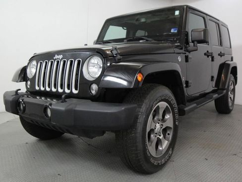 Used 2018 Jeep Wrangler Unlimited Sahara AWD/4WD image 3