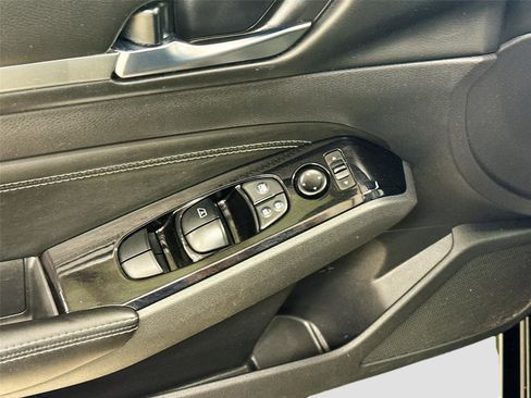 Used 2022 Nissan Altima 2.5 SV w/ SV Premium Package image 17