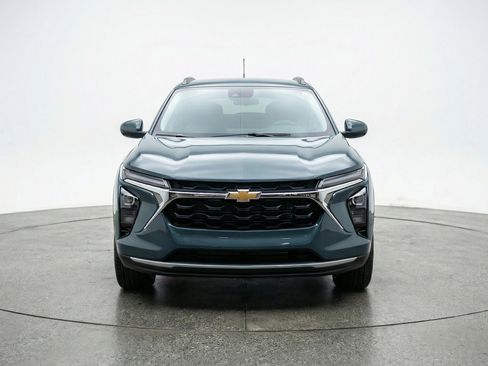 Used 2025 Chevrolet Trax LT w/ LT Convenience Package FWD image 2