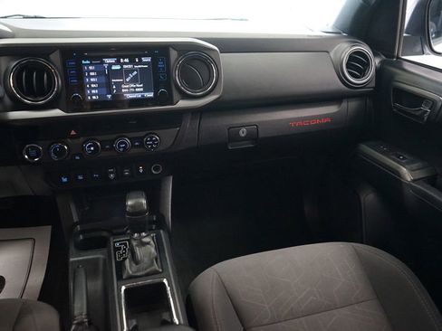 Used 2018 Toyota Tacoma TRD Sport w/ Technology Package image 9