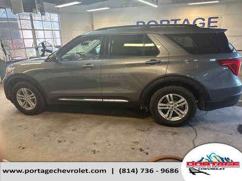 Used 2024 Ford Explorer XLT w/ Equipment Group 202A RWD image 2