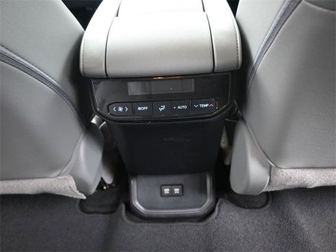 Used 2021 Toyota Highlander XLE image 27