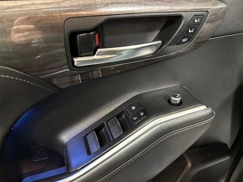 Used 2021 Toyota Highlander Platinum image 22